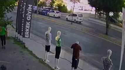 Düğün konvoyundaki zincirleme kaza güvenlik kameralarına yansıdı