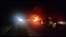 Caminhão pega fogo ao tombar em rodovia entre Umuarama e Perobal
