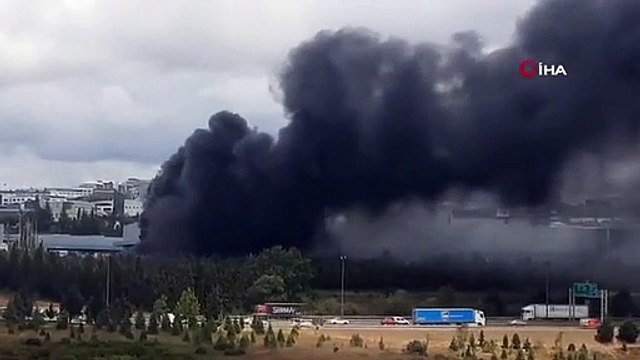 Kocaeli'de Migros'un deposunda büyük yangın