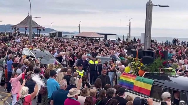 İrlandalı şarkıcı Sinead O'Connor binlerce hayranı tarafından gözyaşları içinde son yolculuğuna uğurland