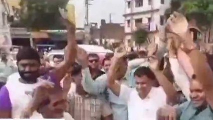 प्रतापगढ़: कांग्रेस कार्यकर्ताओं ने मनाया जश्न, सूरजपोल चौराहे पर आतिशबाजी कर बांटी मिठाई