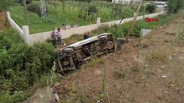 Fındık işçilerini taşıyan minibüs şarampole devrildi