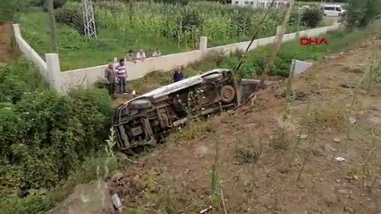 Fındık işçilerini taşıyan minibüs şarampole devrildi