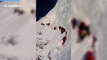 Muore sul K2, gli altri alpinisti lo scavalcano per arrivare in vetta