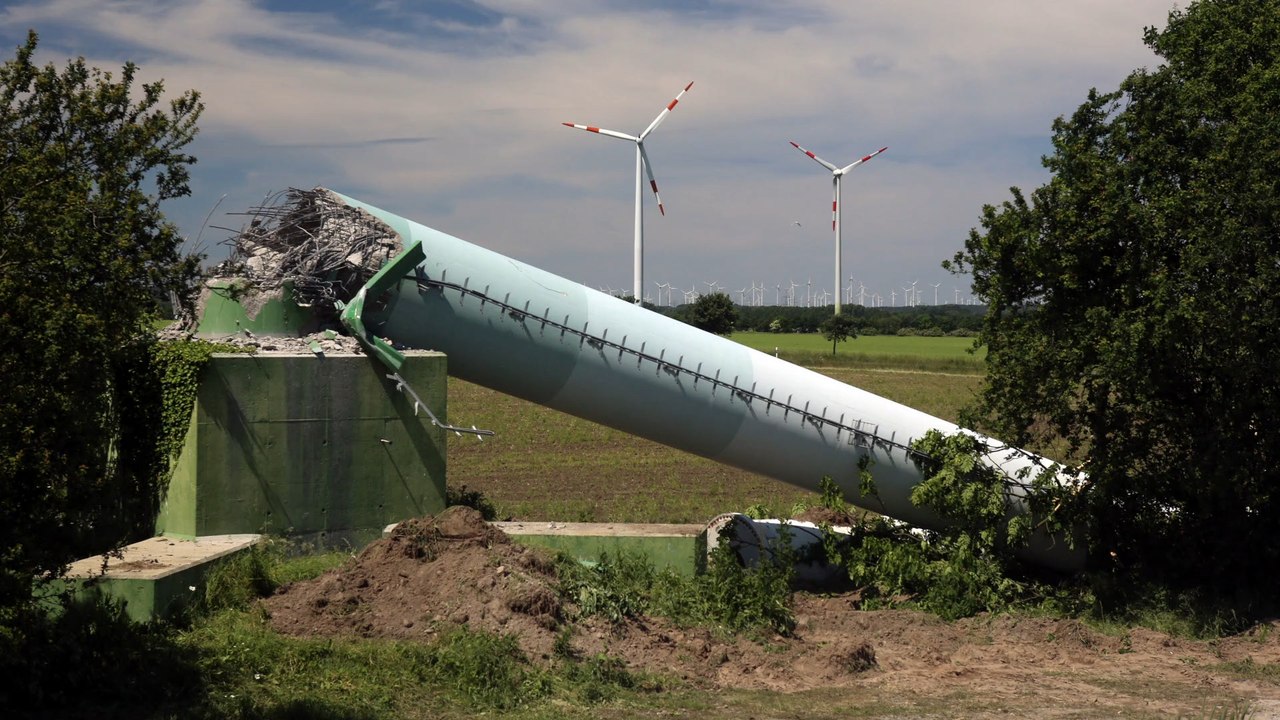 Heftiger sturm zerstört windrad