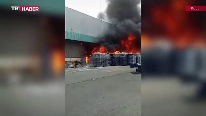 Kocaeli'de market deposunda yangın