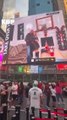 Les supporters de Palmeiras ont payé un espace publicitaire à Times Square pour réclamer des joueurs à Leila Pereira, la présidente du club brésilien, qui était en vacances à New York. #brasil #palmeiras #newyork