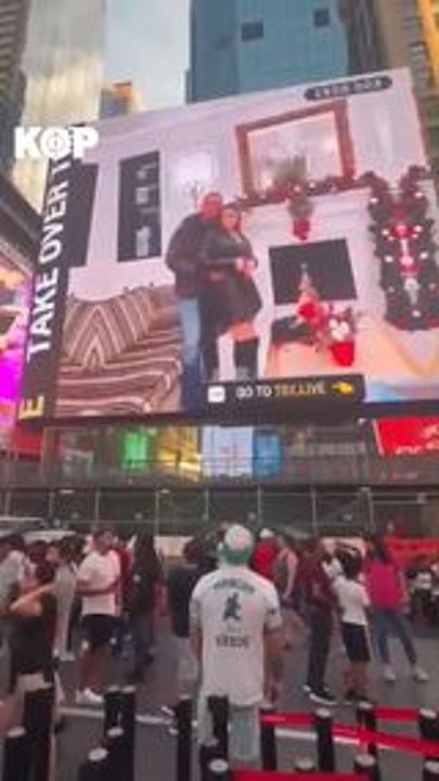 Les supporters de Palmeiras ont payé un espace publicitaire à Times Square pour réclamer des joueurs à Leila Pereira, la présidente du club brésilien, qui était en vacances à New York. #brasil #palmeiras #newyork
