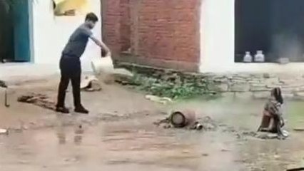 खाना बनाते वक्त गैस सिलेंडर में लगी आग, जलते हुए निकाला बाहर