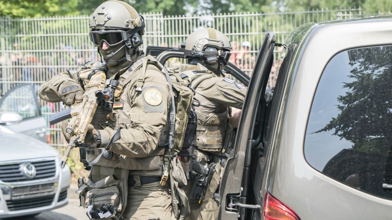 Sek stürmt falsche wohnung und verletzt unbeteiligten