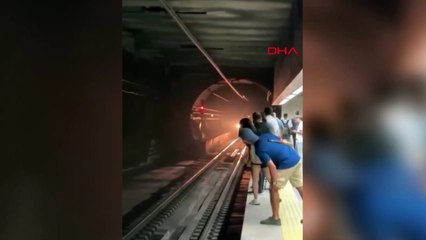 Kimse ne olduğunu anlamadı, bir anda marmarayda raylara atladı