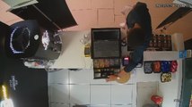 Vídeo: ladrão furta cafeteria e hamburgueira em praça de alimentação de shopping em Curitiba