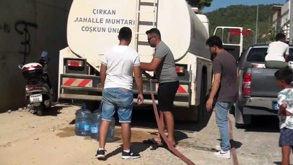 Dans le district de Çırkan à Bodrum, où l'eau est coupée depuis un mois, le chef livre de l'eau au public avec une citerne.