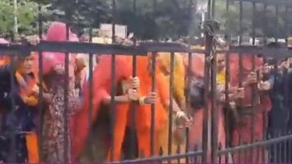 उदयपुर: फर्जी रजिस्ट्री से परेशान ग्रामीण पहुंचे जिला कलेक्ट्री, किया जमकर विरोध प्रदर्शन