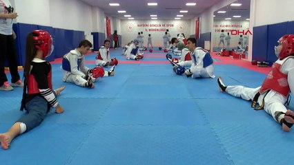 Taekwondo coaché ​​par ses parents, il est arrivé à la 3ème place en Türkiye