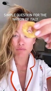 Attrice Olivia Wilde divora i taralli pugliesi