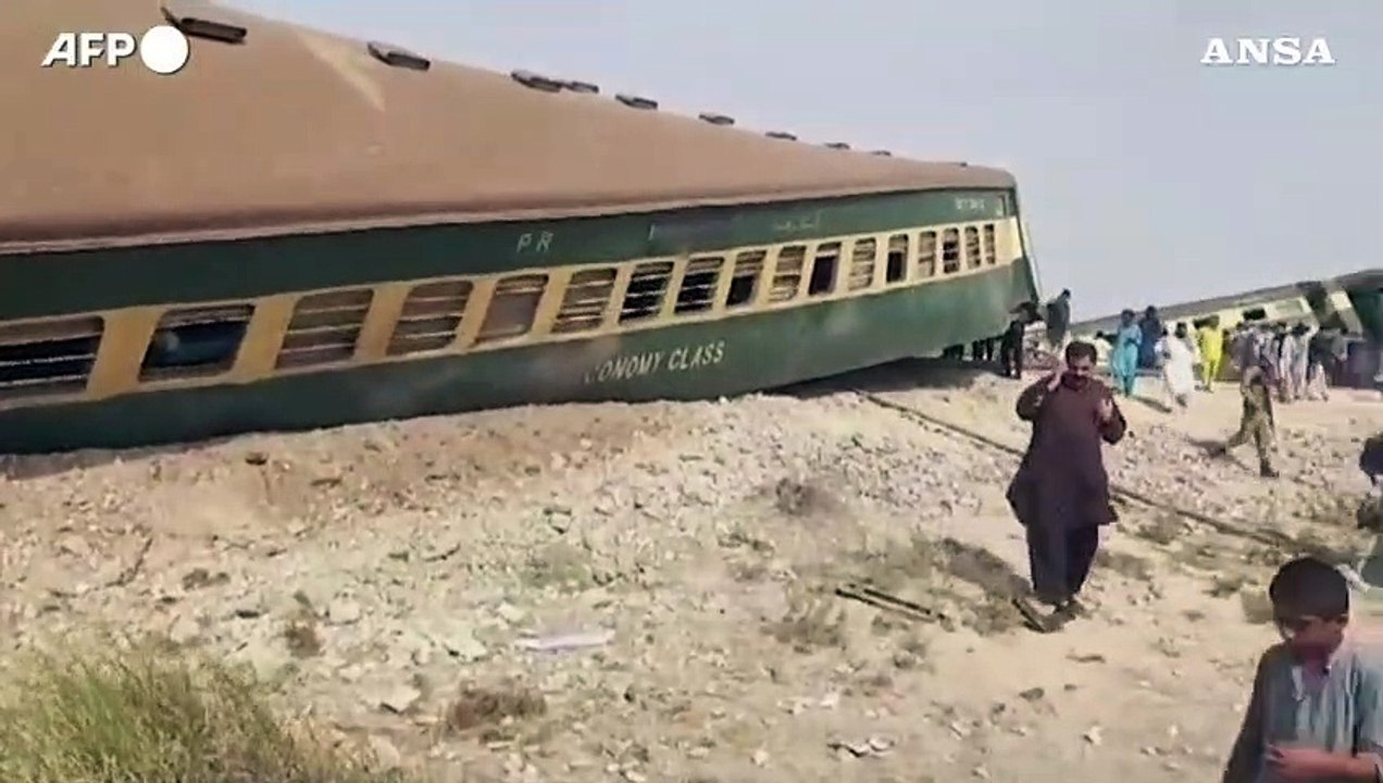 Deraglia un treno in Pakistan, almeno 20 vittime e numerosi feriti