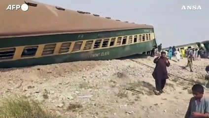 Deraglia un treno in Pakistan, almeno 20 vittime e numerosi feriti