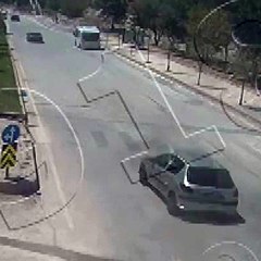 Duraktaki minibüse arkadan çarptı: 7 yaralı