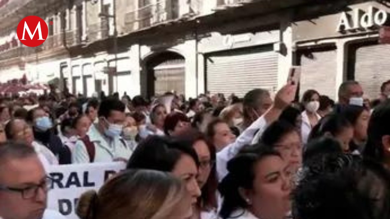 En CdMx, médicos protestan por derechos laborales, policías les cierran el paso