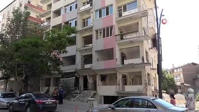 Ağır hasarlı binadaki asansörü sökmeye çalışan işçi zemin kata çakıldı: 1 ölü