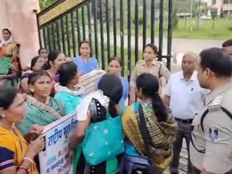 महिलाओं ने रैली निकालकर किया प्रदर्शन