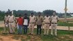 जयनगर रेलवे फाटक के पास पुलिस ने घेराबंदी कर तीन गांजा तस्करों को धर दबोचा
