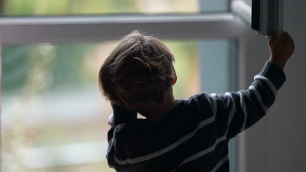 München: Kinder stürzen aus Fenster im dritten Stock