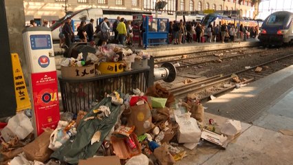 Marseille : non payés depuis juin, des éboueurs laissent les ordures s'accumuler à la gare