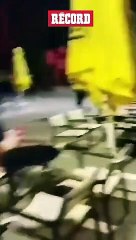 ¡Riña entre aficionados del AEK y Dinamo Zagreb!