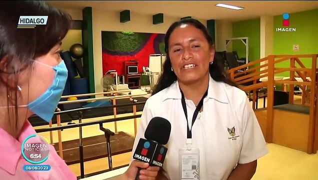 Eli nació con discapacidad visual, pero desde hace 20 años realiza masajes terapéuticos