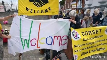 GB, protesta a Portland contro il centro per migranti galleggiante