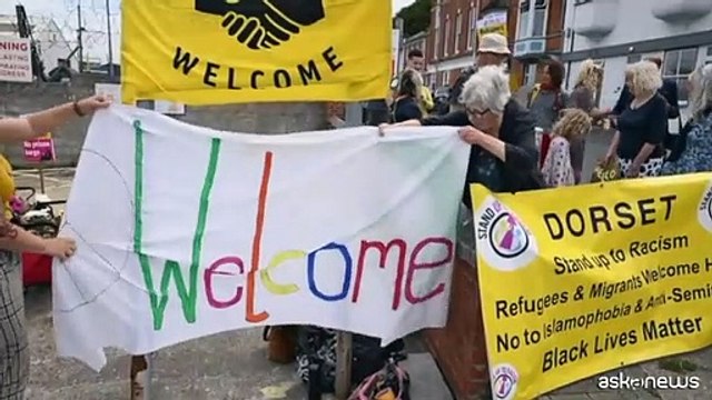 GB, protesta a Portland contro il centro per migranti galleggiante