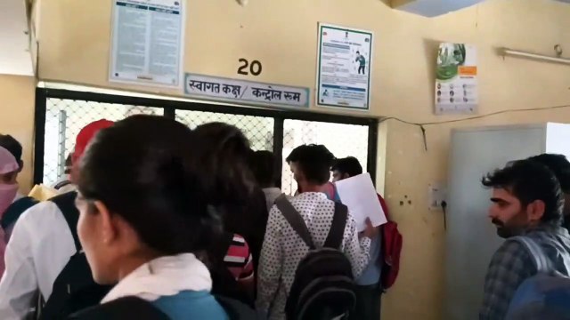 चिकित्सा विभाग में रिक्त पदों पर आवेदन के लिए उमड़ी भीड़, देखें वीडियो