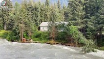 La ruptura de un glaciar en Alaska causa inundaciones y una casa se cae al río