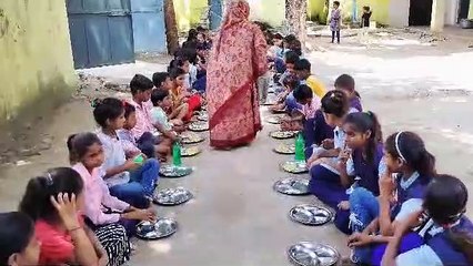 मुुरैना में छह दिन में सिर्फ एक दिन पानी वाली कढ़ी, शेष दिन आलू की सब्जी खा रहे छात्र