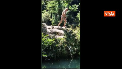 Il tradizionale tuffo del Governatore toscano Giani in Casentino: La Regione ? attenta all'ambiente