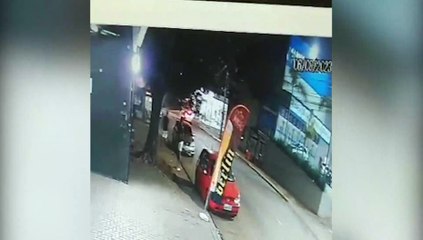 Vídeo mostra homem pegando iPhone que havia sido deixado em cima de veículo no Bairro Periolo