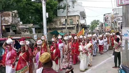 बैंड बाजों के साथ कलश यात्रा निकाली,,, देखें वीडियो