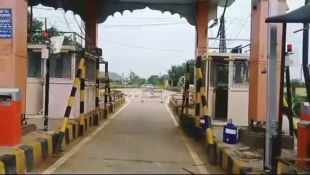 रास्ते के विवाद को लेकर जखराना टोल प्लाजा पर ग्रामीणों ने की तोडफ़ोड़-प्रदर्शन, देखे वीडियो