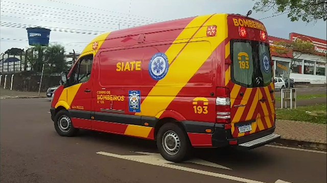 Ciclista fica ferido após se envolver em acidente na Avenida Tancredo Neves