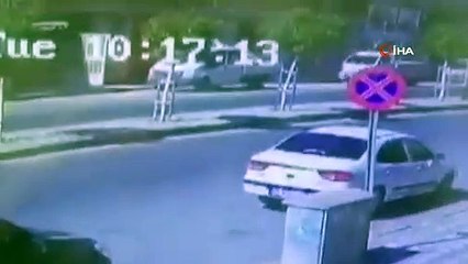 Motosiklet sürücüsü aracın açılan kapısına böyle çarptı