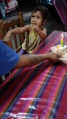 Fille surprise par papa à l'anniversaire