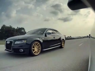 Éclatement de pneu de cabriolet sur l'autoroute