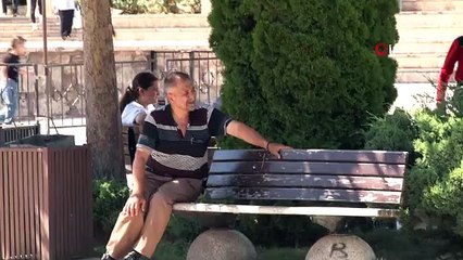 Sivas'ta kavuran sıcağa rağmen terk edilmeyen alışkanlık görenleri hayrete düşürdü