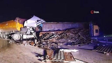 Tır, önünde seyreden hurda yüklü kamyona çarptı: 2 yaralı