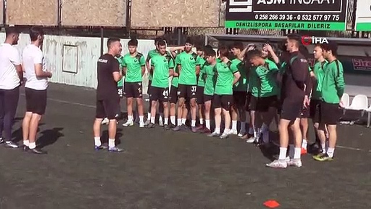 Les jeunes coqs se préparent avec assurance pour la nouvelle saison
