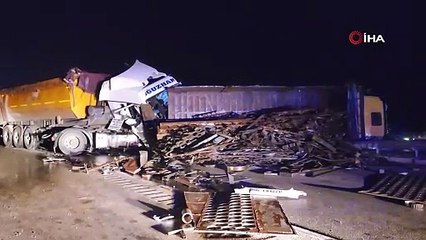 Tır, önünde seyreden hurda yüklü kamyona çarptı: 2 yaralı