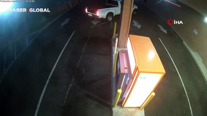 İlginç anlar: İki kişi forklift ile ATM'yi yerinden söküp çaldı