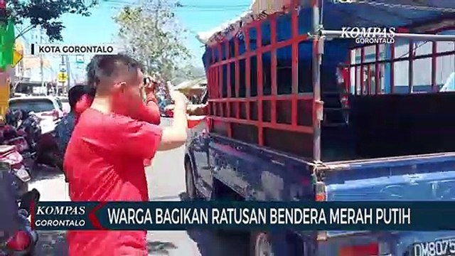 Semerakkan HUT Kemerdekaan RI ke -78, Warga Bagikan Ratusan Bendera Merah Putih